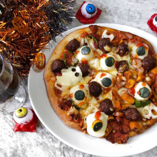 【ハロウィンレシピ】目玉いっぱいな、ハチャメチャオバケピザー!