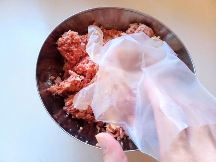 これだけで!?「調理中ビニール手袋が脱げてイライラ…!」ほんのひと手間で解決します♪