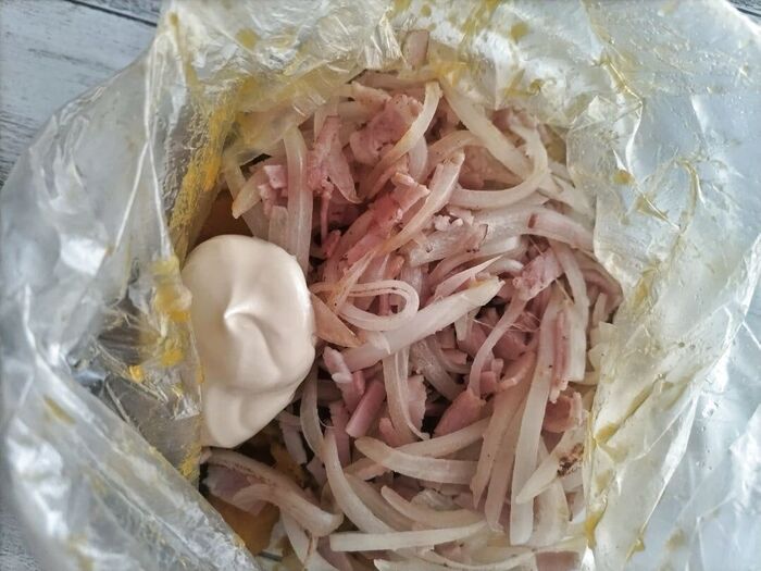 潰したカボチャの袋に炒めた具材とマヨネーズを入れて、袋を揉んで混ぜ合わせます。