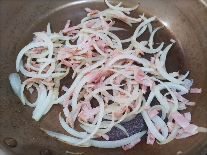 マーガリン小さじ1をフライパンで熱し、玉ねぎとベーコンを炒めます。