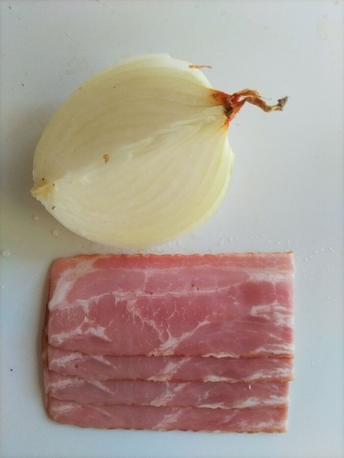 玉ねぎ・ベーコンを薄切りにします。