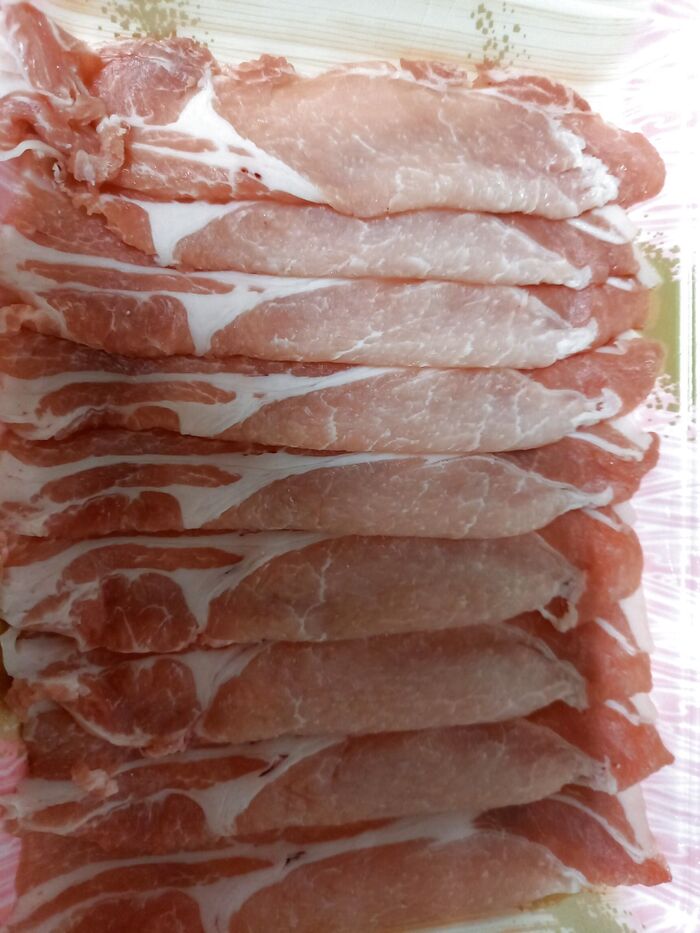 薄切り豚肉ロースをトレーから出さずにそのまま使います!