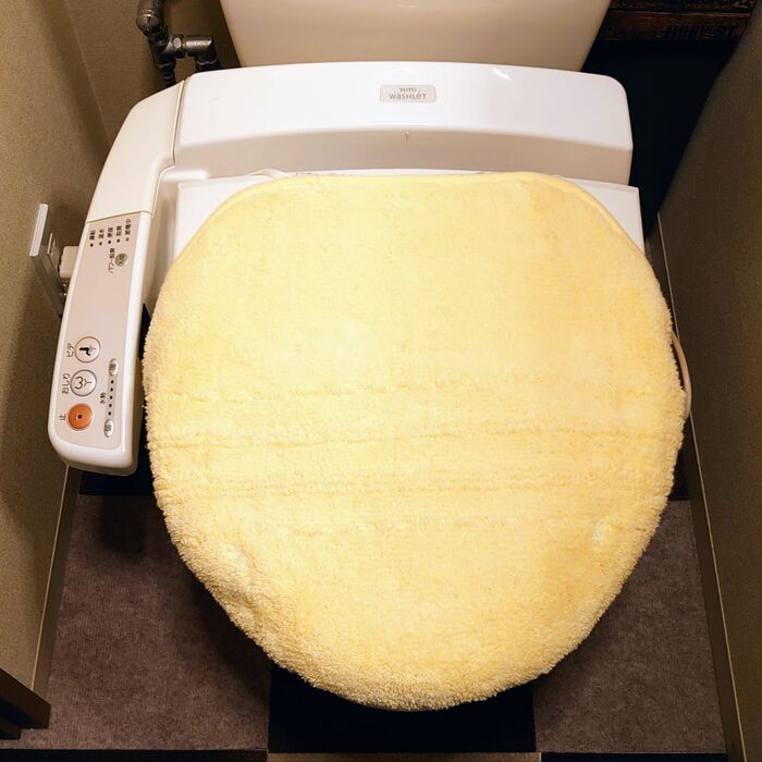 仕掛けは…便座カバーを開けると……