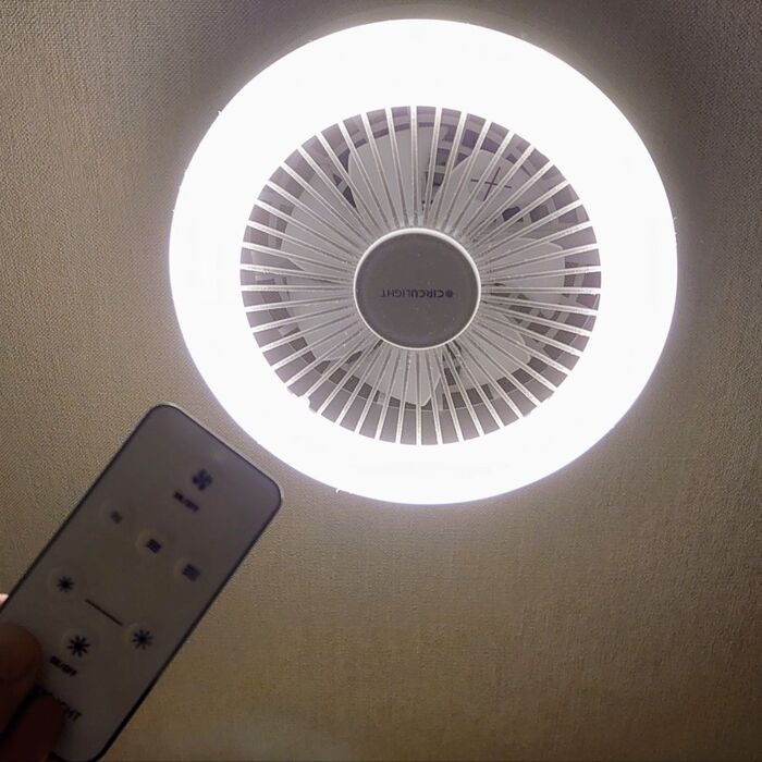 ちなみに、トイレの電気は球切れで、点かない設定にしておきました