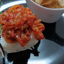 42/45 おにぎりで世界を変え【豚キムおにぎり、ウンピンビリージョウ添え】