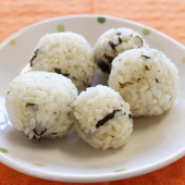 即席わかめスープで作る炊き込みおにぎり