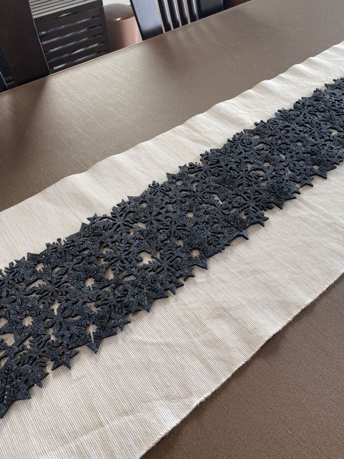 手持ちのランナーを敷きます