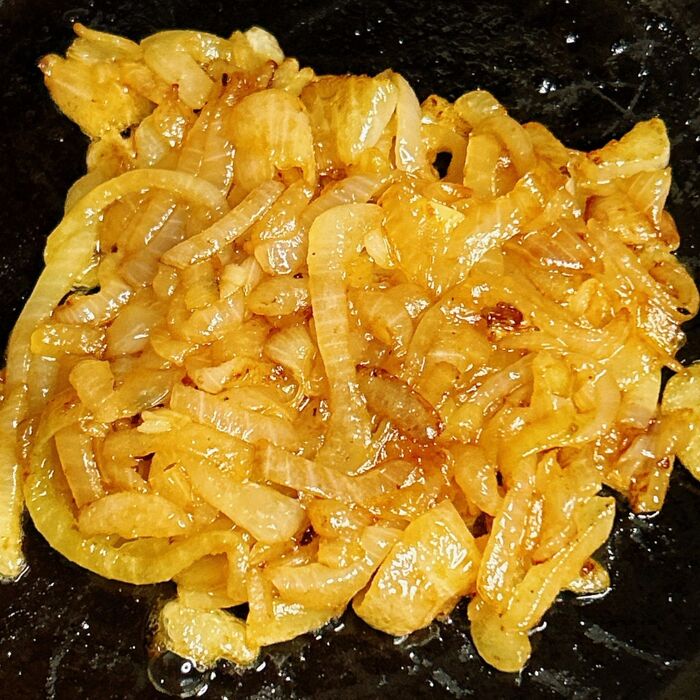 2.玉ねぎをきつね色に炒めます。