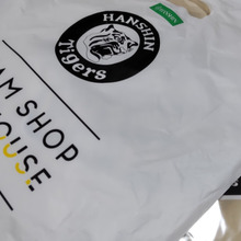 【阪神タイガース球団直営グッズショップ】阪神百貨店で入手した毎日使えるタイガースグッズとは?