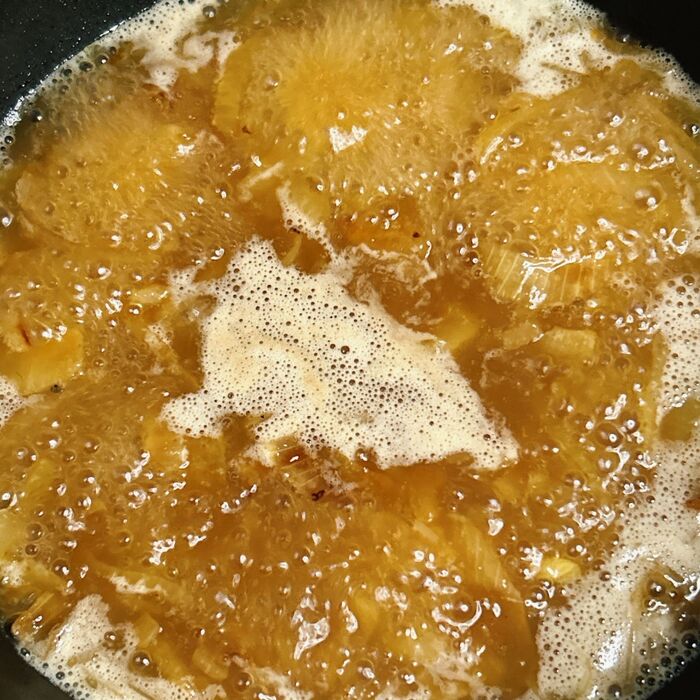 3.水を加えて煮ます。