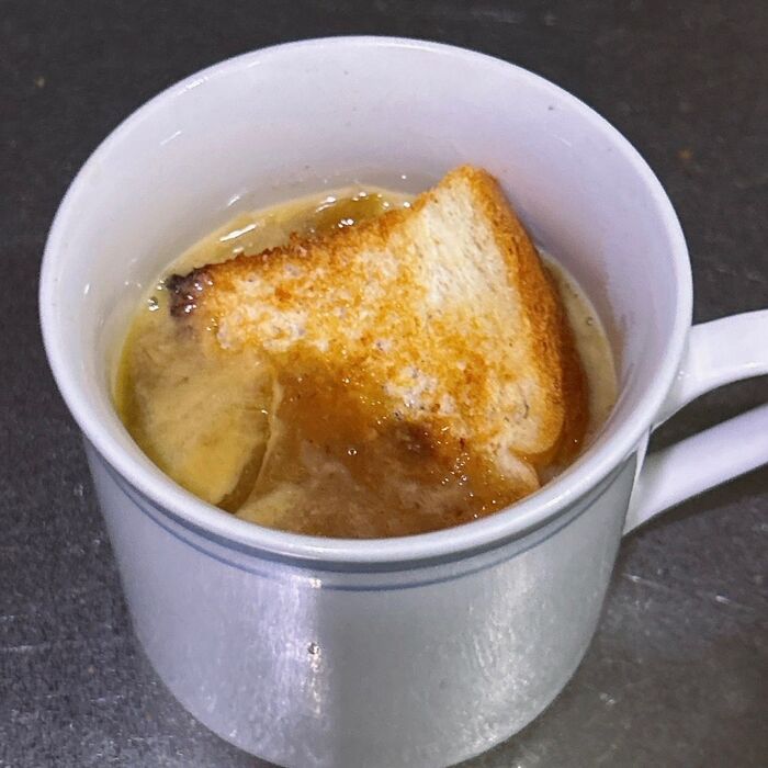 4.器にスープとパンを入れます。