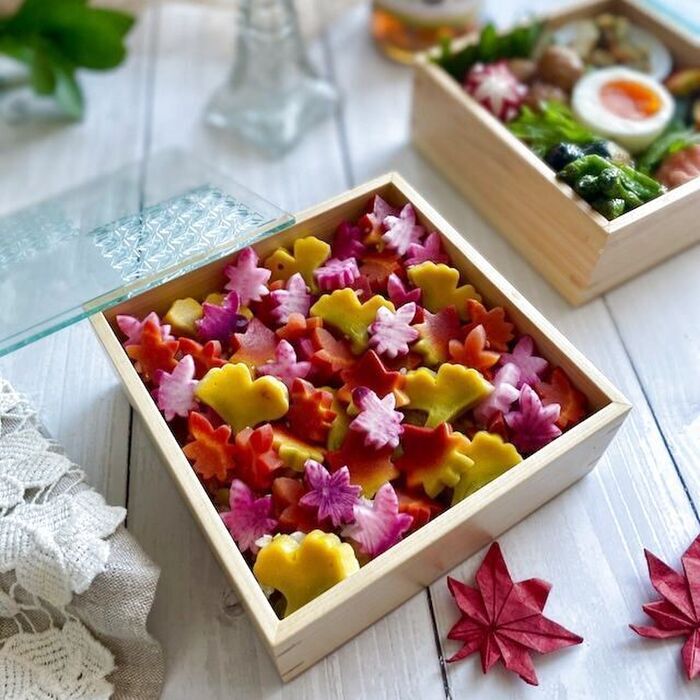 さつまいもの炊き込みごはんに紅葉やいちょうの落ち葉を散らした夫弁当