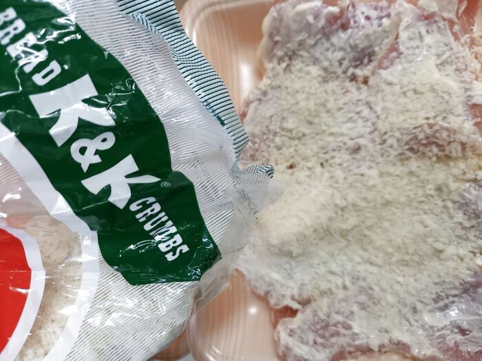 お次はパン粉をサラサラサラ~と♪