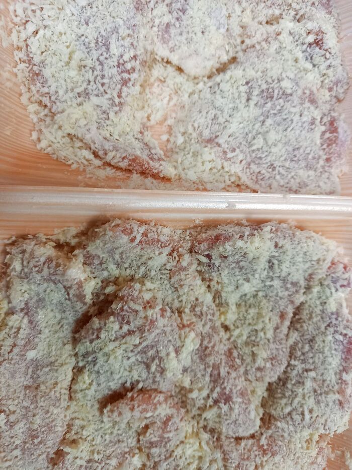 パン粉がなじむように軽くおさえます♪