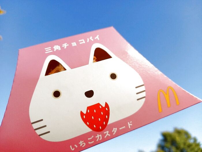 パイがいちご色!?【マクドナルド】2023年秋を彩る期間限定三角チョコパイいちごカスタード♪