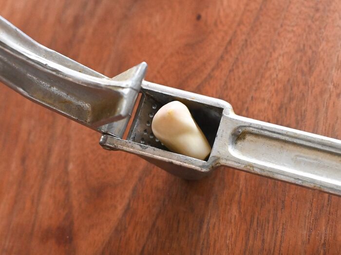 にんにくを挟んで潰します