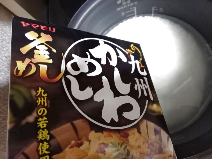 炊飯器に炊き込みごはんの素を♪