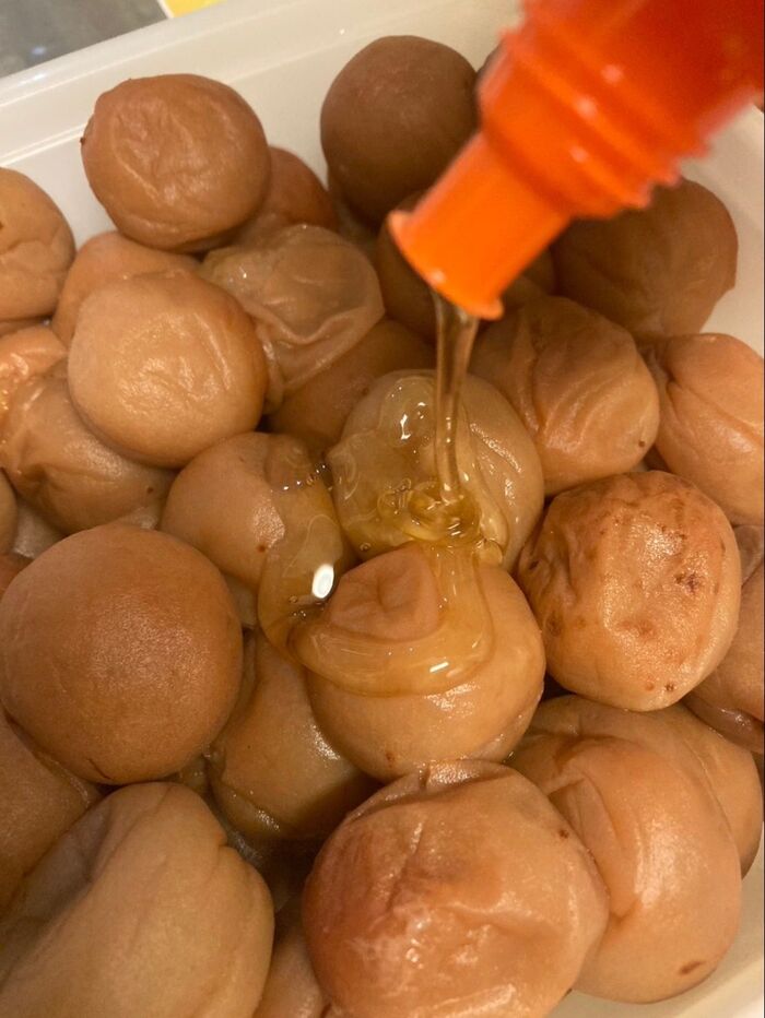 入っていた容器に戻してそのままハチミツをかけてみました♪