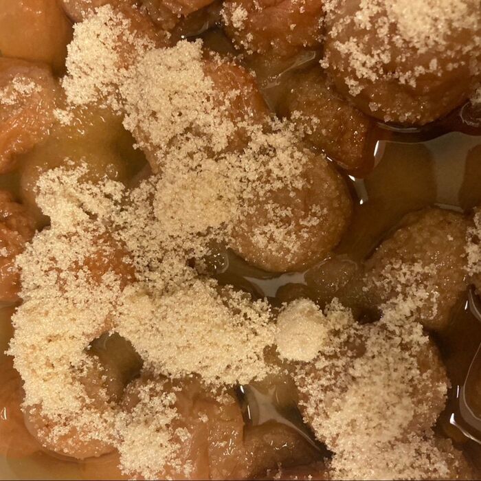 もう一度梅を戻して、蓋をする前に上からも砂糖を加えました♪