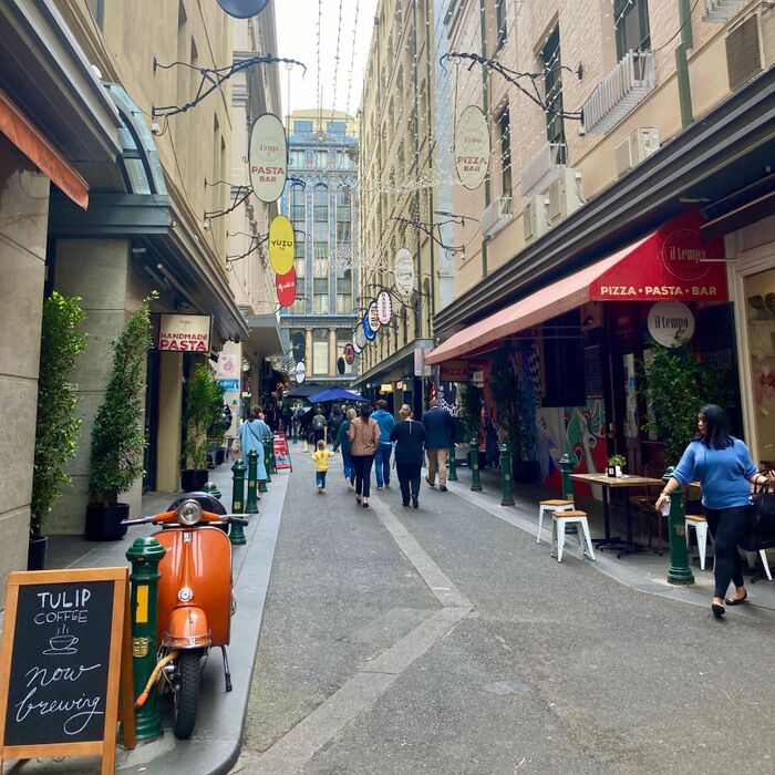 下を向いて歩くのNG!