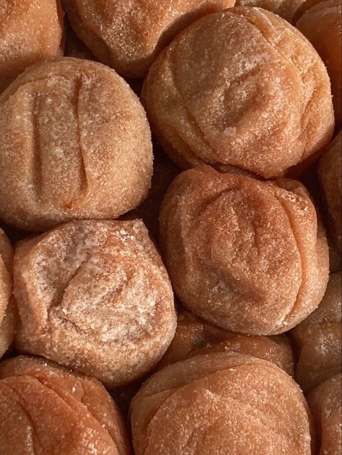 こんな風に塩が噴いている梅干でした♪