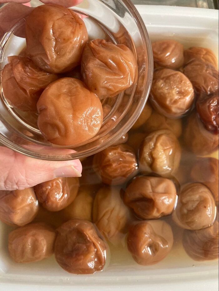 しょっぱい梅干を貰ってしまって、ハチミツ漬けにしてみた♪