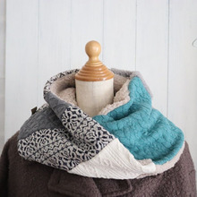 小さくなったニットの余り布を繋いでパッチワーク柄のネックウォーマーができました!