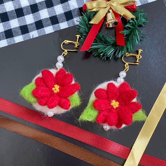 ダイソー羊毛フェルトで!クリスマスにぴったり♡ポインセチアイヤリング♪