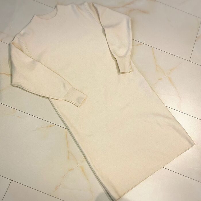 「ユニクロ スフレヤーンワンピース オフホワイト」で気分を高めて