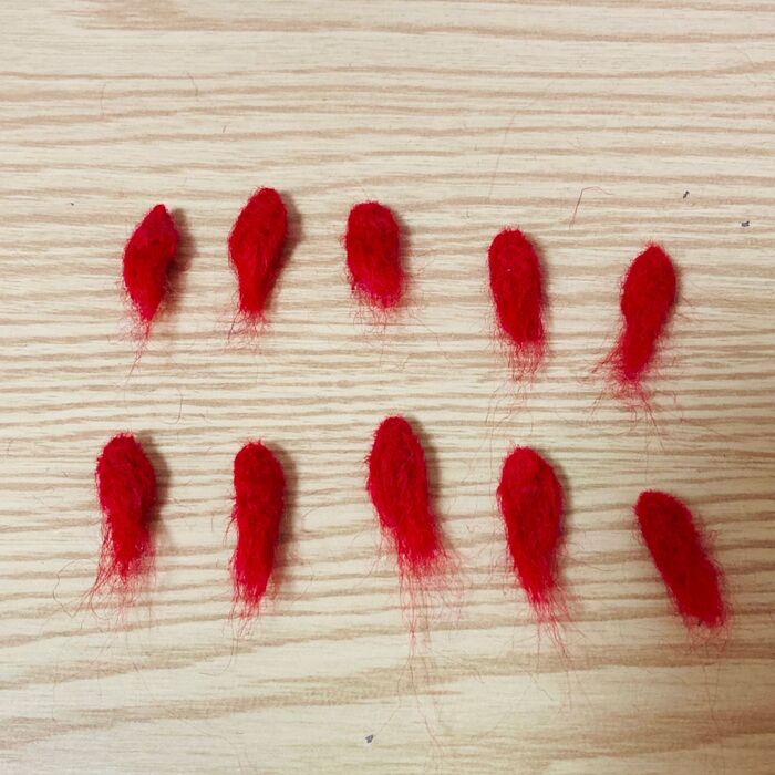 3 ニードルで刺しながら葉の形にします