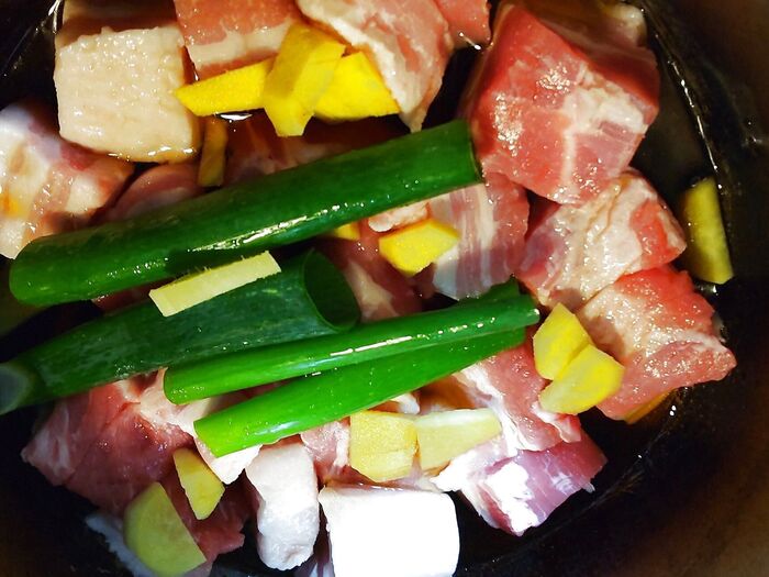 圧力鍋(フィスラーの圧力鍋使用)で角煮と煮卵も同時に作ります
