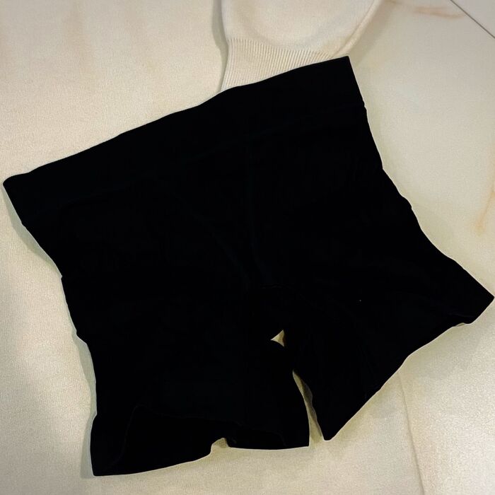 ニットワンピースを美しく見せるインナーにもこだわりを。