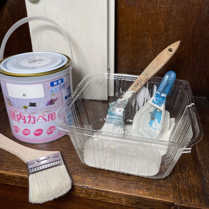 【8】ペンキの使い捨て容器に