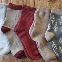 【DAISO】物価高でも安定の100均。冬のあったか靴下が優秀すぎて神!