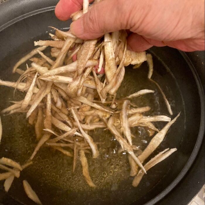 温まってきたら、ささがきにしたゴボウを入れます♪