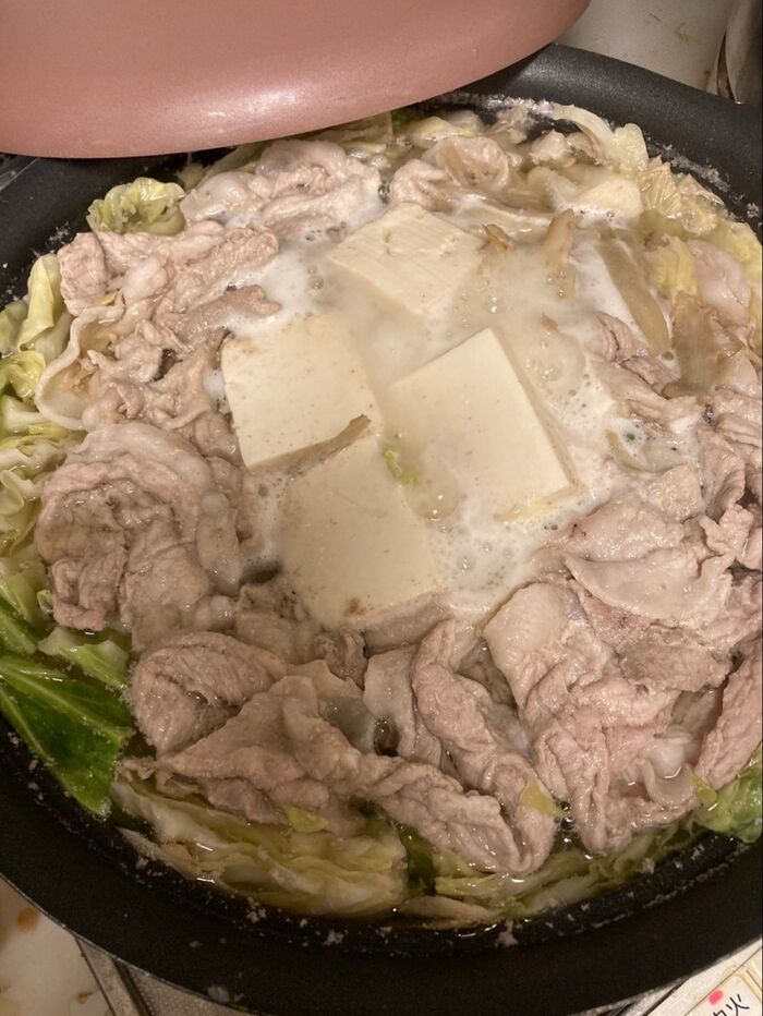豆腐を入れてから豚肉を周りに入れて完成です♪
