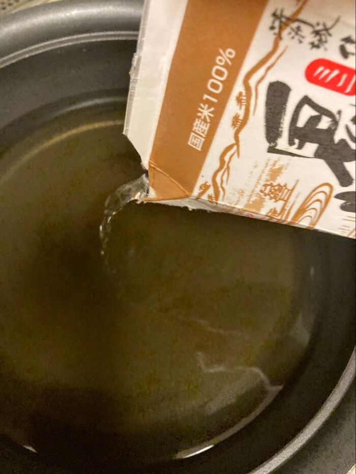 白だしに日本酒を少々加えてお出汁を作りました