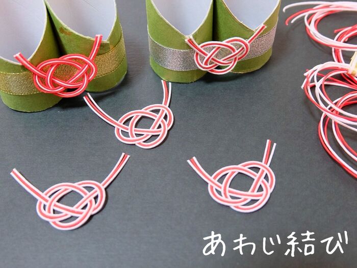 水引で飾りを作り正面に貼ります