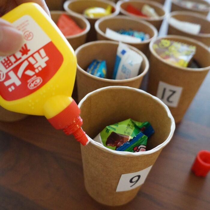 コップのフチにボンドを塗ります