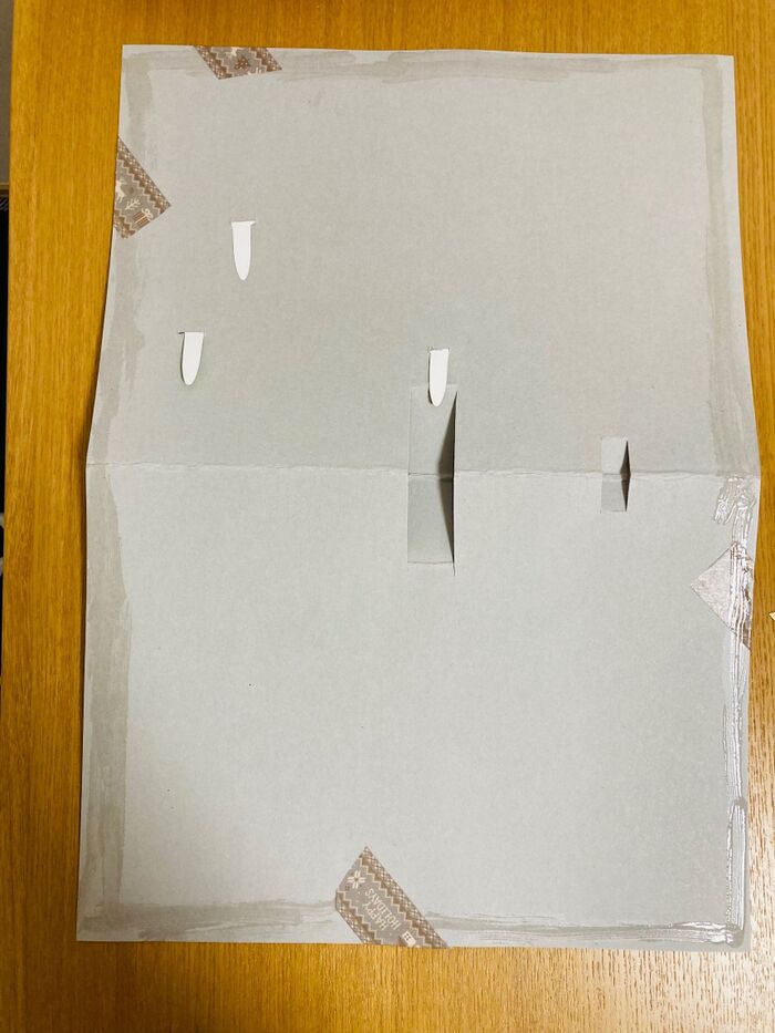 ⑨カードの外側にのりをつけ包装紙を貼り付けます