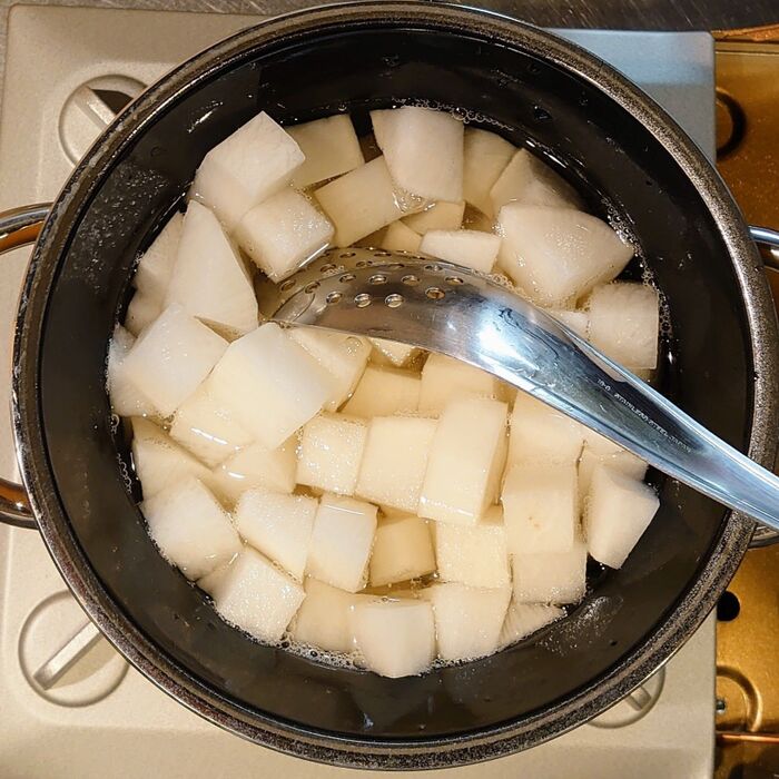 熱いうちに大根を全て入れて
