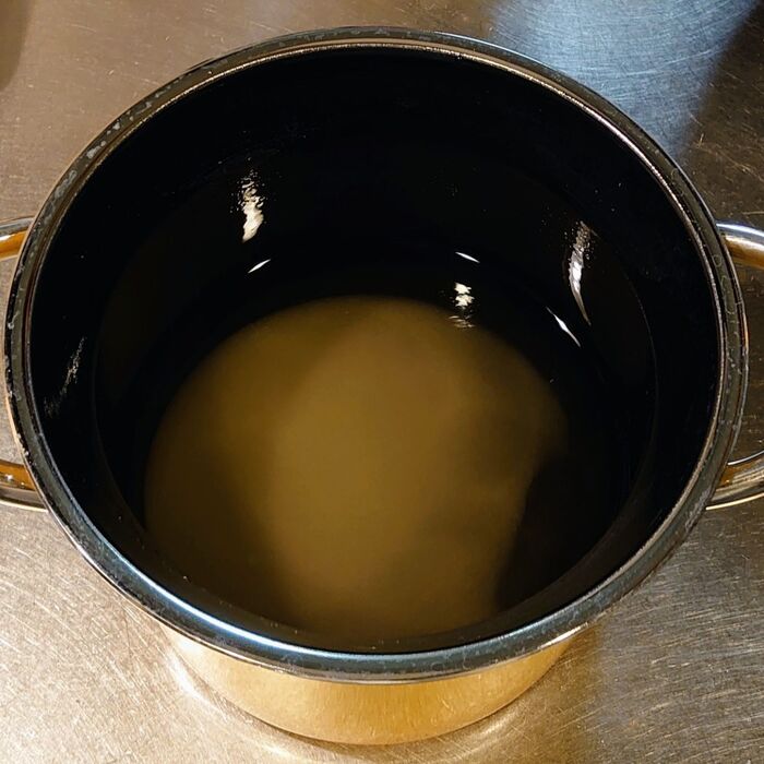 鍋に水・酢・砂糖を入れて