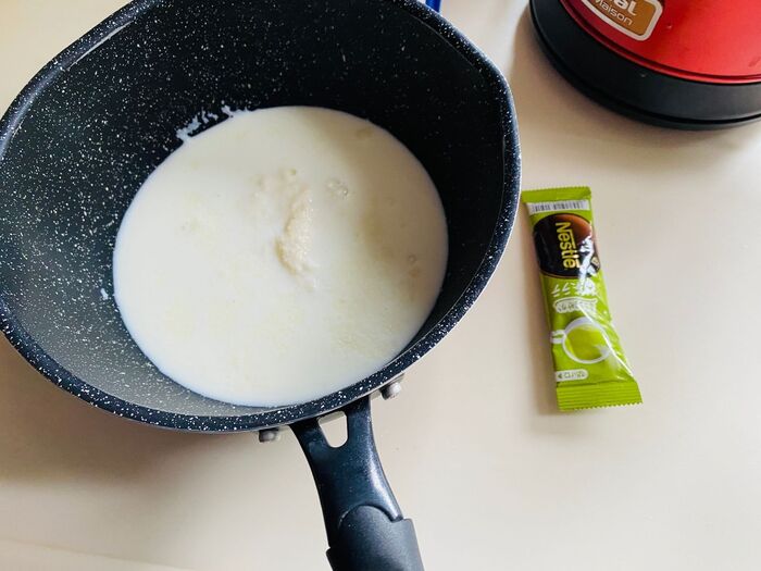 少し固めに作った抹茶ミルクゼリーの飾り