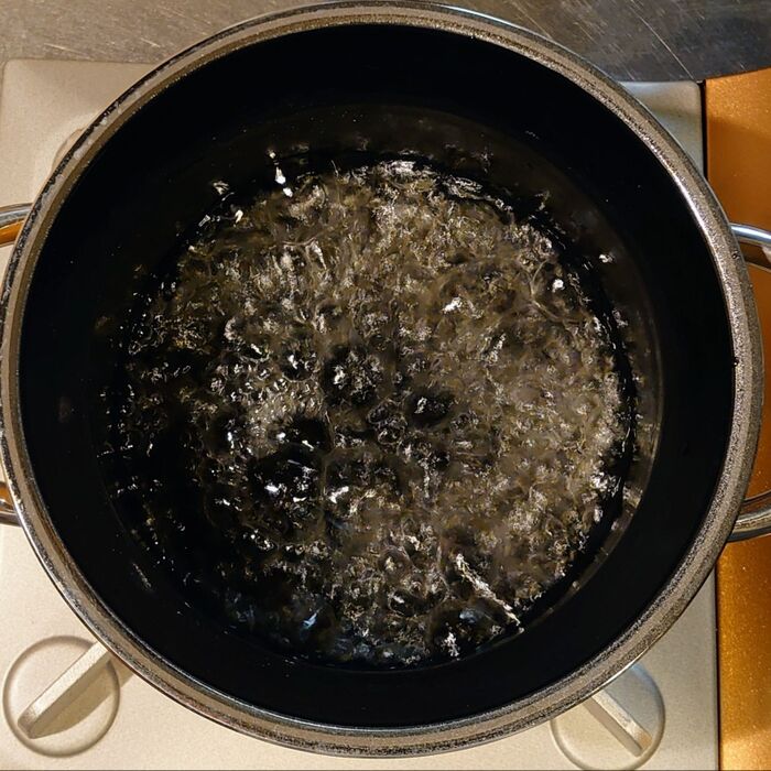 砂糖が溶けるまで煮詰め