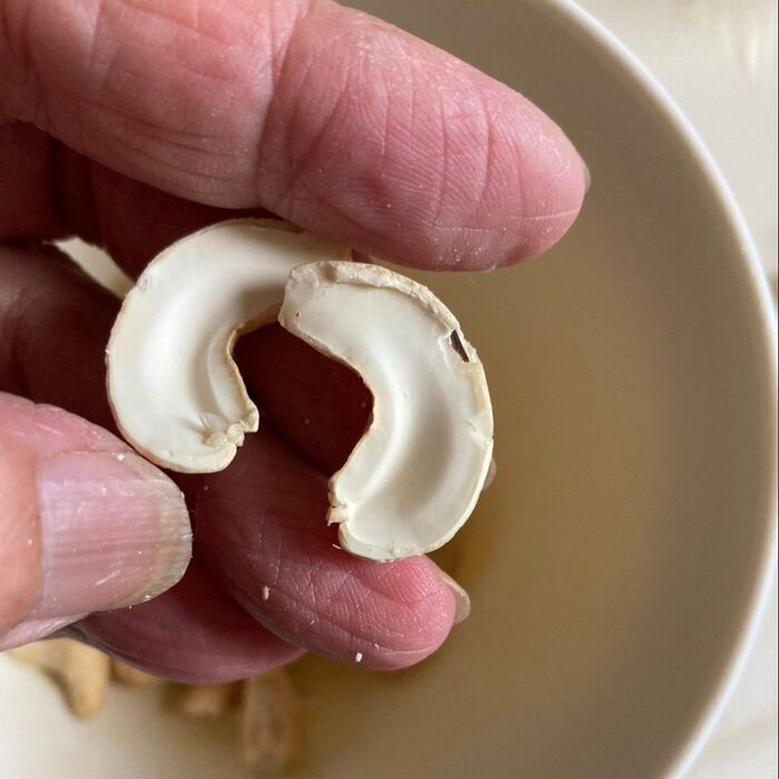 カシューナッツを半分に割ります♪