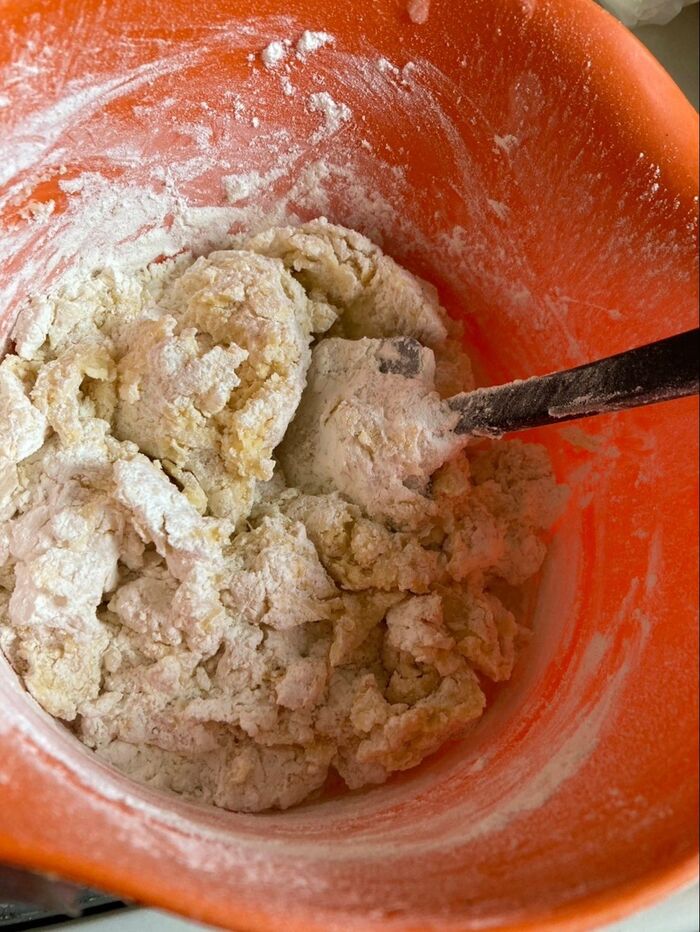 薄力粉とベーキングパウダーを振るい入れて切るようにさっくり混ぜていきます♪