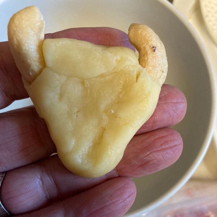 三角を作って、カシューナッツの角は取れないようにしっかり差し込んでください♪