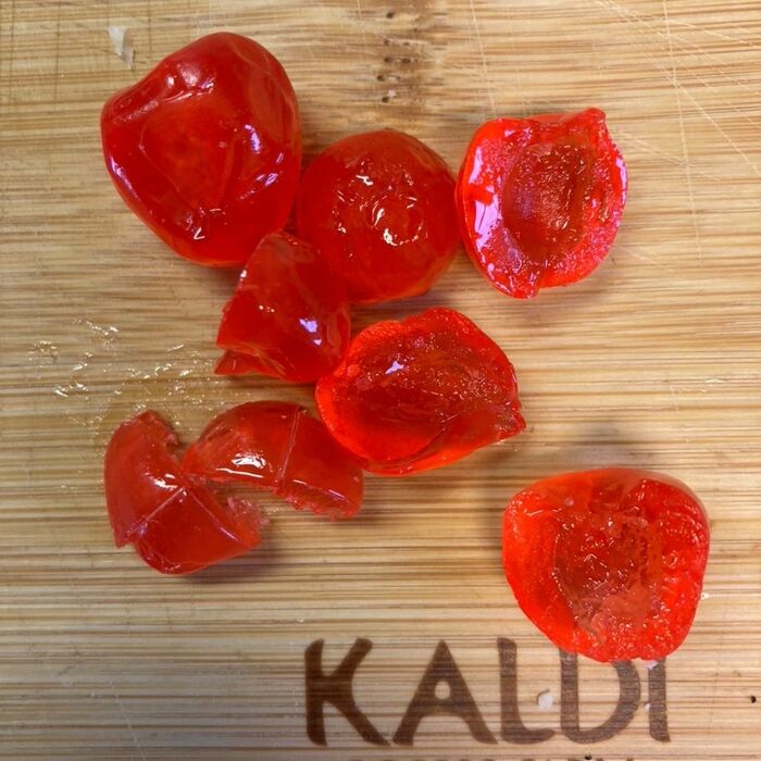 鼻はチェリー1個を半分にしてから三角に4等分しました