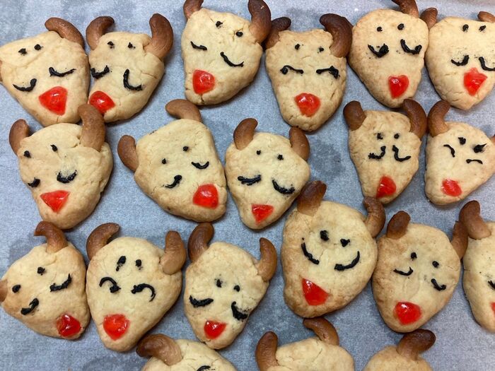 チョコペンを使っていろんな顔を描きました♪