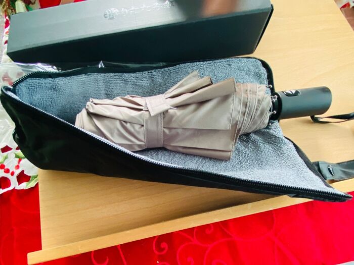 楽ちん!雨の日荷物を抱えていてもワンタッチ開閉!優れた傘カバー付き